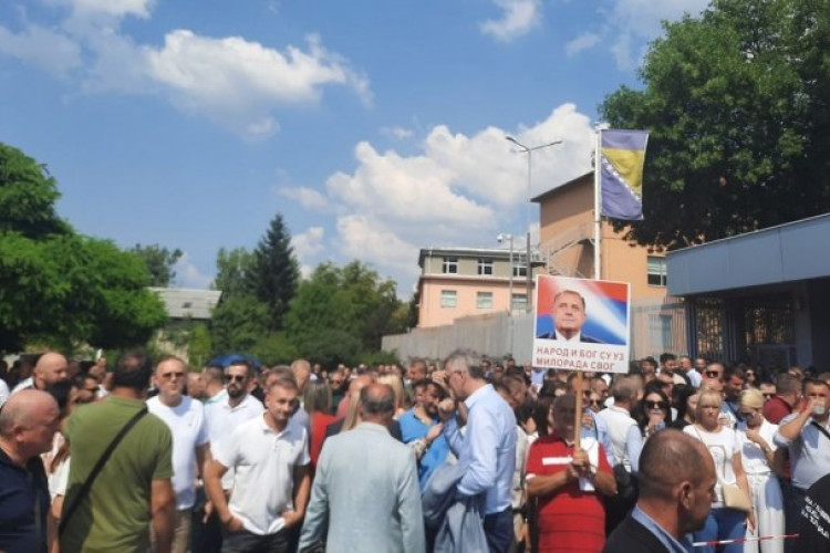 (FOTO) DANAS SUĐENJE LUKIĆU I DODIKU Ispred suda BiH se okupio veliki broj ljudi