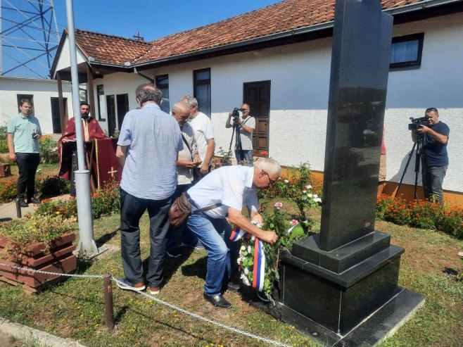 (FOTO) ZLOČIN KOJI NE SMIJEMO ZABORAVITI Položeni vijenci kod spomenika Krajišnicima ubijenim na Dinari tokom "Oluje"