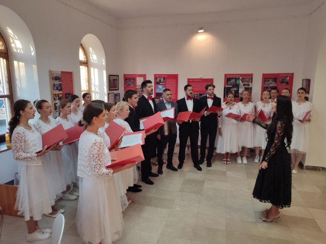 ČUVARI TRADICIJE, KULTURE I DUHOVNOSTI Otvorena izložba povodom 125 godina Srpskog pjevačkog društva "Srbadija"