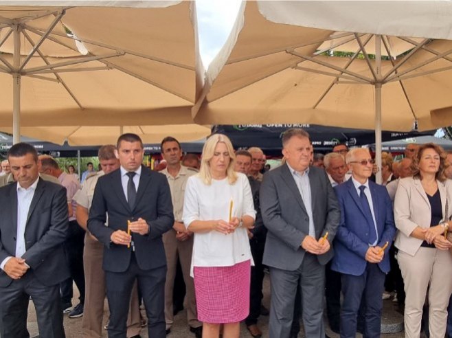 "SJEĆAMO SE ONIH KOJI SU NAM OMOGUĆILI SLOBODU" Služen parastos i položeni vijenci kod spomen-kompleksa u Bok Јankovcu
