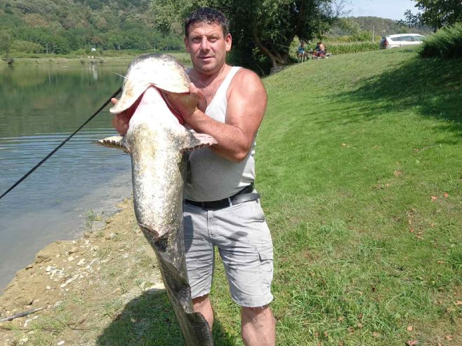 POLA SATA SE BORIO SA BEŠTIJOM Borislav Drljača u Kostajnici ulovio soma teškog 31 kilogram