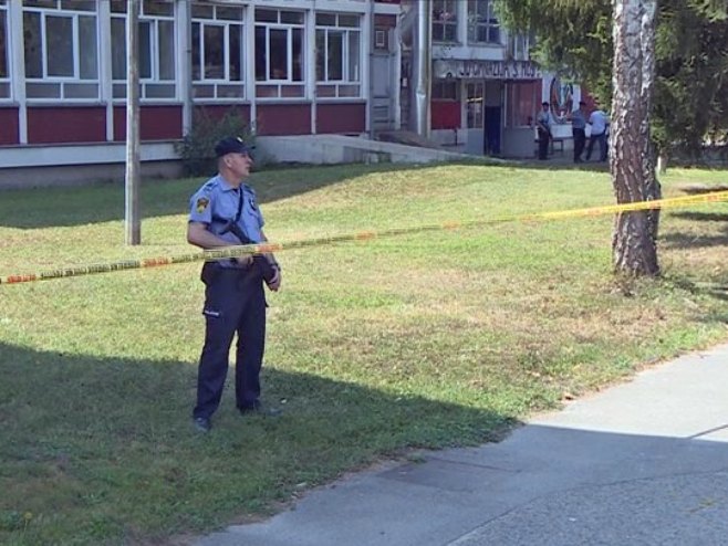U ŠKOLI BILI I UČENICI Policija utvrđuje okolnosti trostrukog ubistva u Sanskom Mostu