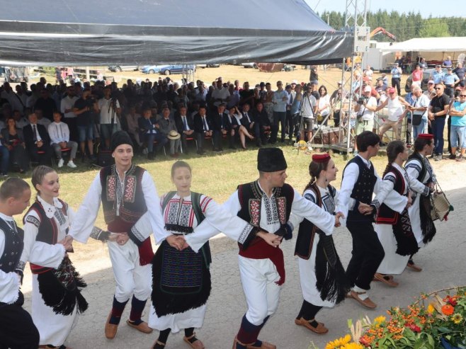 (FOTO) VESELJE I PJESMA U STRIČIĆIMA Kulturno-umjetnički program u čast Petru Kočiću