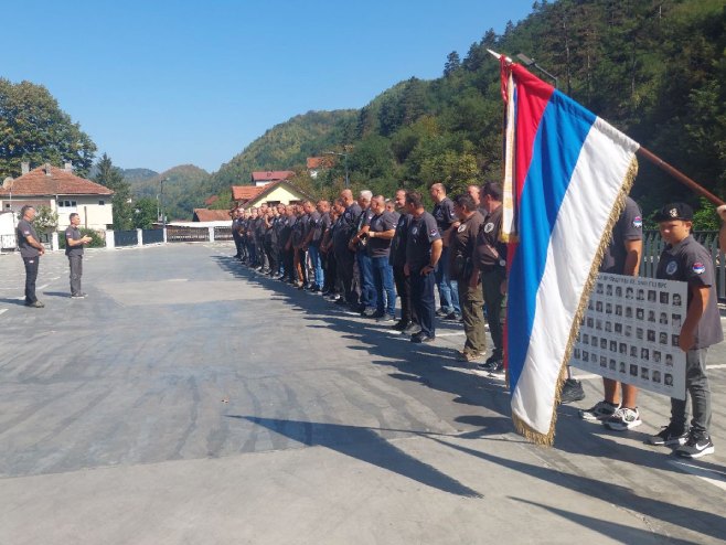 SLUŽEN PARASTOS ZA 53 POGINULA BORCA Sjećanje na stradale pripadnike 65. zaštitnog puka Glavnog štaba VRS
