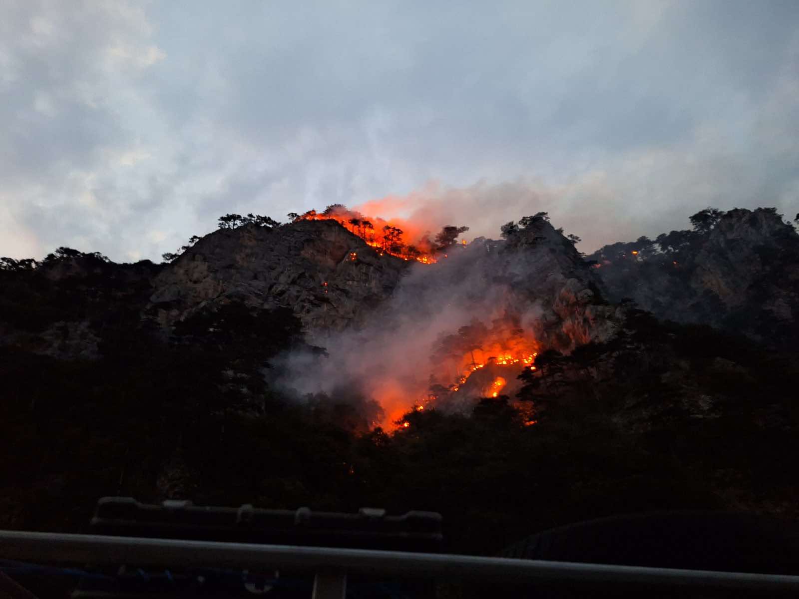 UGAŠENO POŽARIŠTE U SELU GRANICA Kiša pomogla vatrogascima i helikopterima u gašenju požara u Bileći