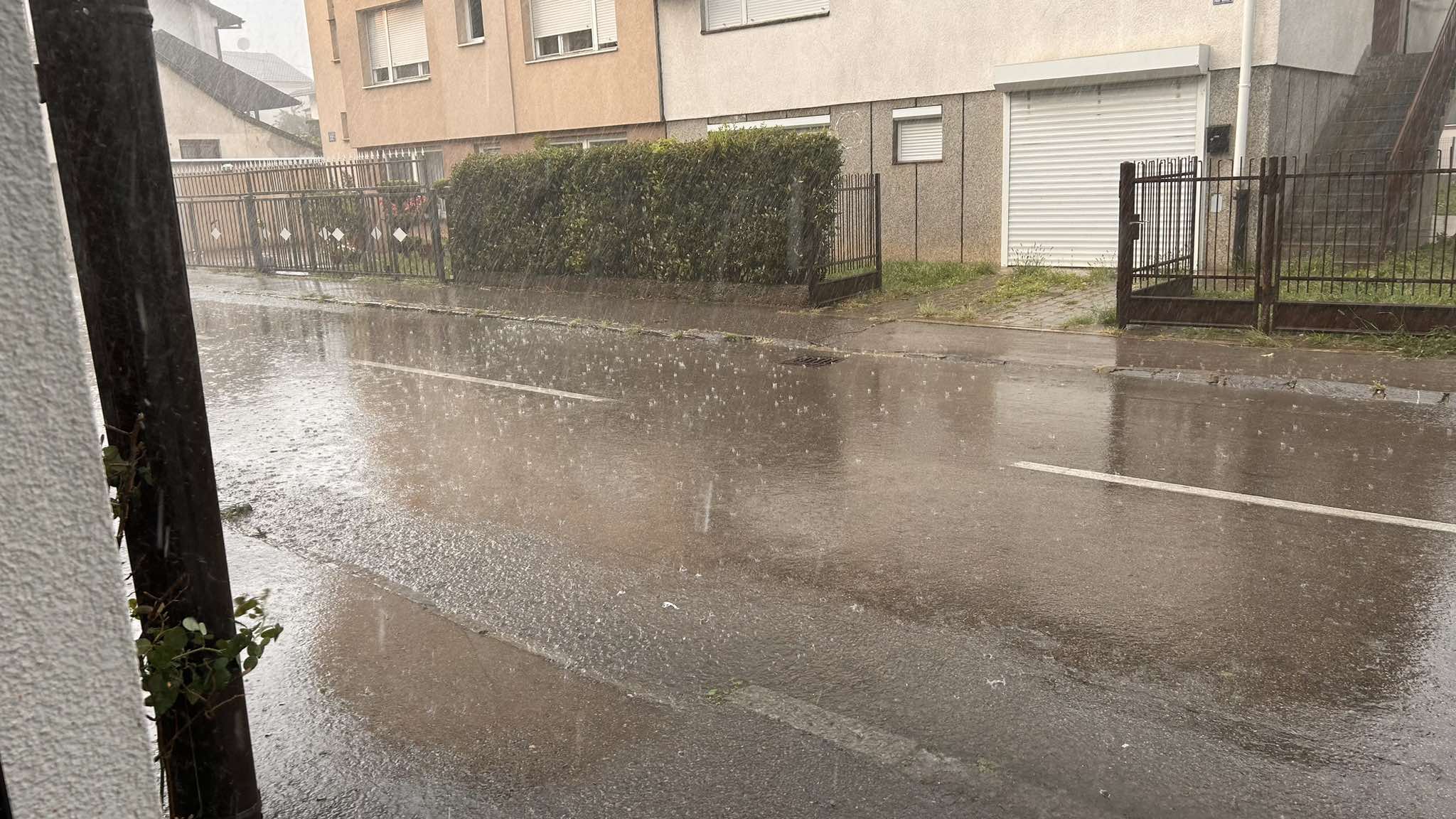(FOTO/VIDEO) KIŠA IZ VEDRA NEBA Prognoze se ostvarile, nevrijeme se sručilo na Banjaluku