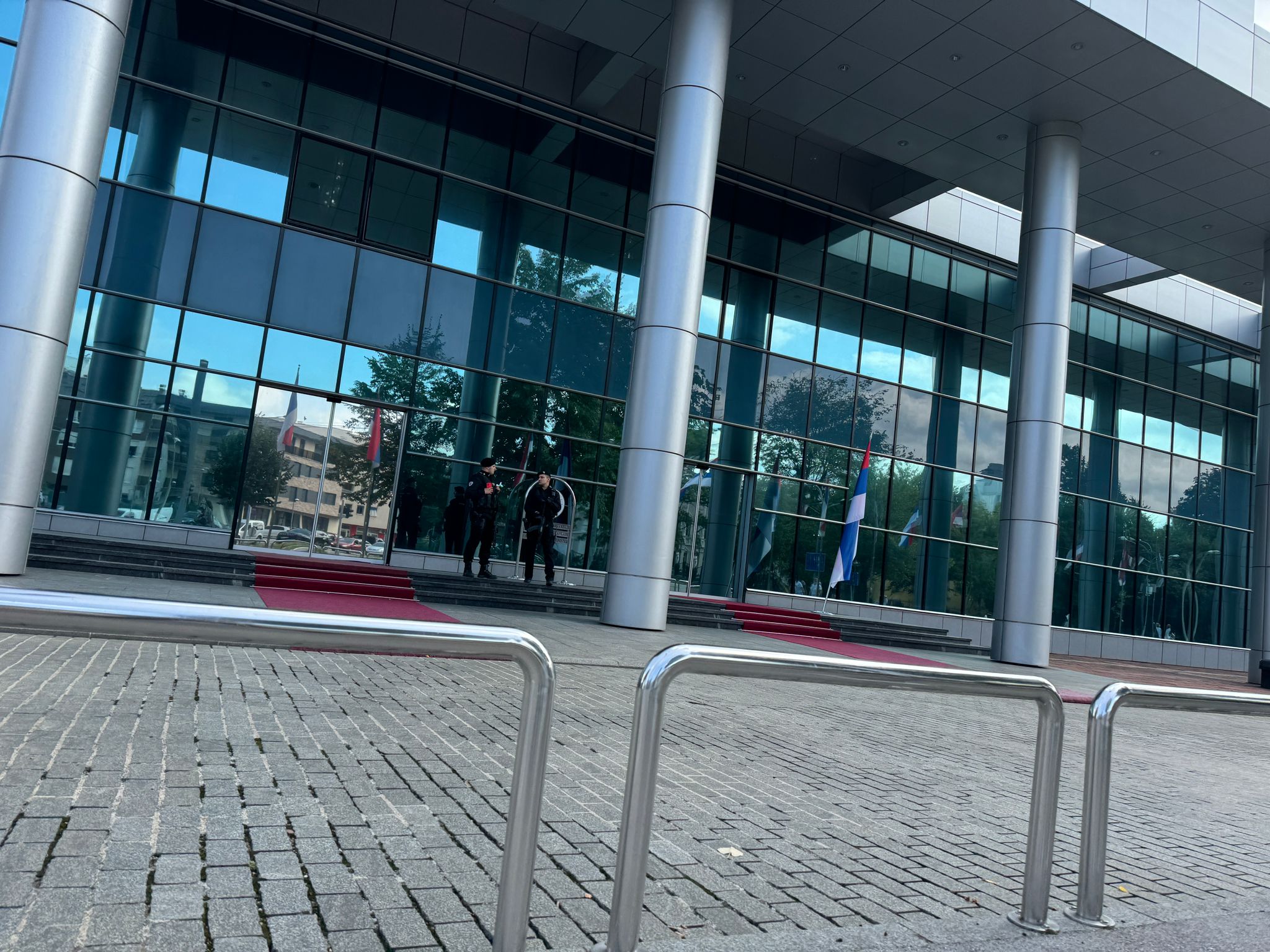 (FOTO) PRIJETEĆA PORUKA STIGLA IZ PRIŠTINE "Vihor" i pripadnici SAJ-a ispred Vlade RS