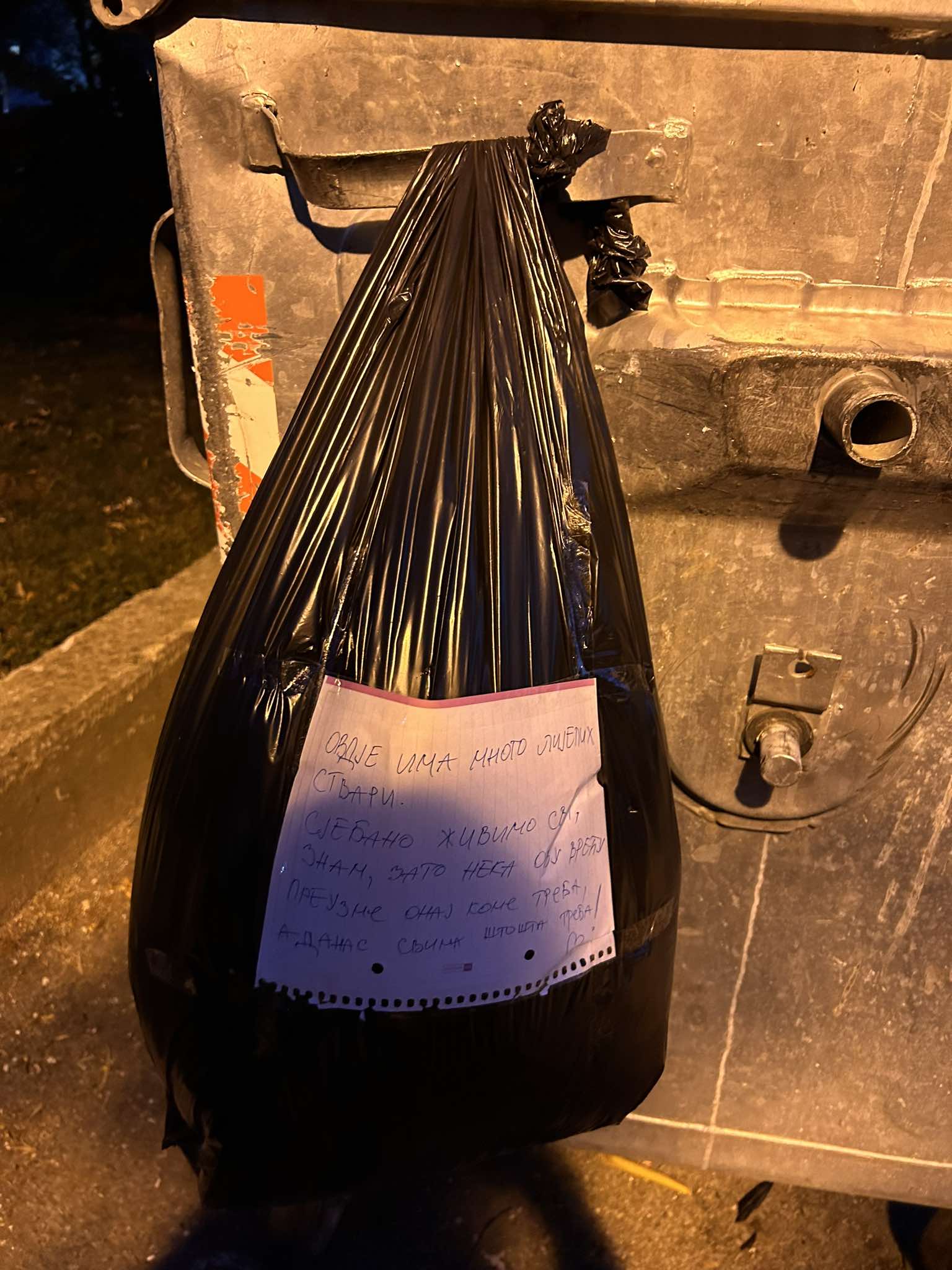 (FOTO) DJELO DOBROTVORA IZ BANJALUKE GOVORI GLASNO Ovakvi primjeri dobrote vraćaju vjeru u ljude: Neka ovu vreću preuzme onaj kome treba