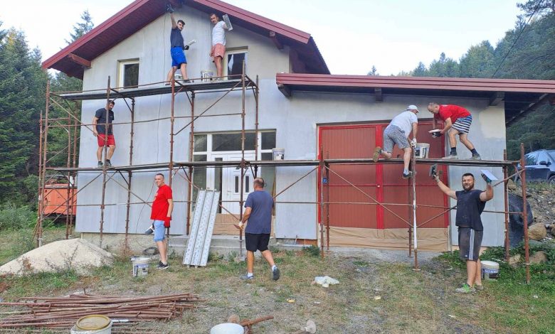 (FOTO) KOMŠIJSKA SOLIDARNOST U TESLIĆKOM SELU U Očaušu složni: Stigli iz inostranstva, pa se prihvatili posla