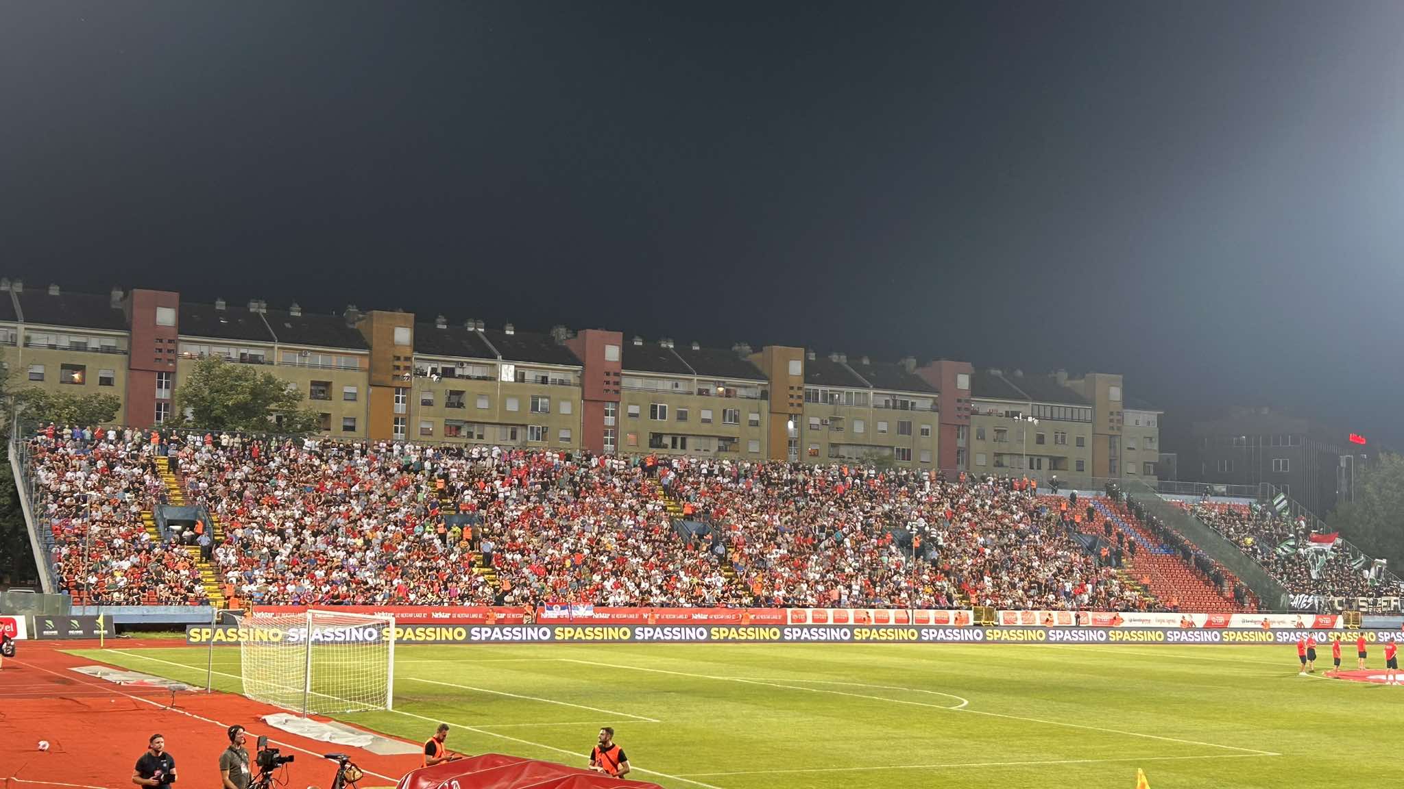 (FOTO/VIDEO) ISTORIJSKI DUEL Pune tribine Gradskog stadiona u Banjaluci, sramne scene već na startu