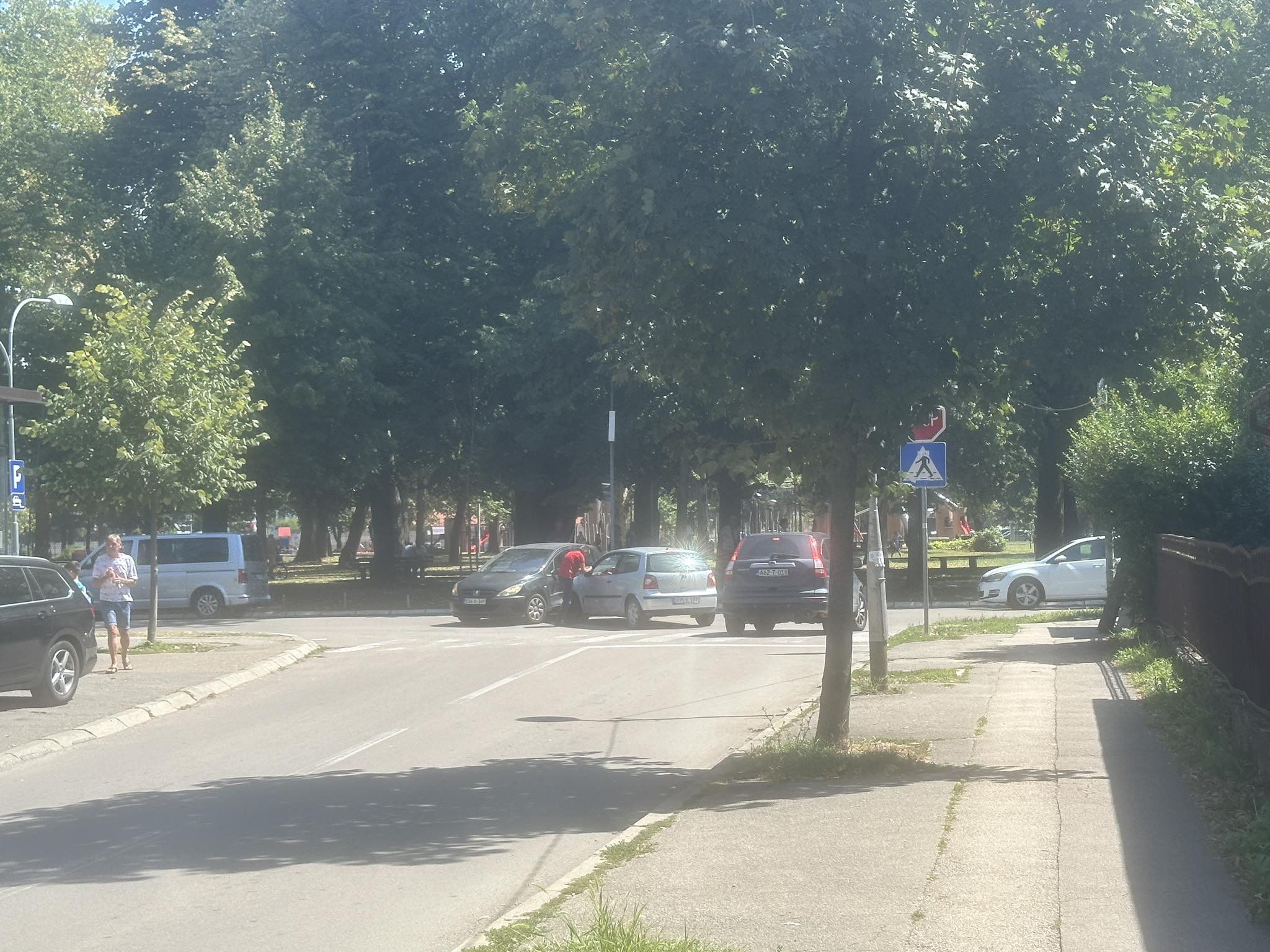 (FOTO) UDES U BANJALUCI Sudarila se dva automobila u Novoj varoši, saobraćaj otežan