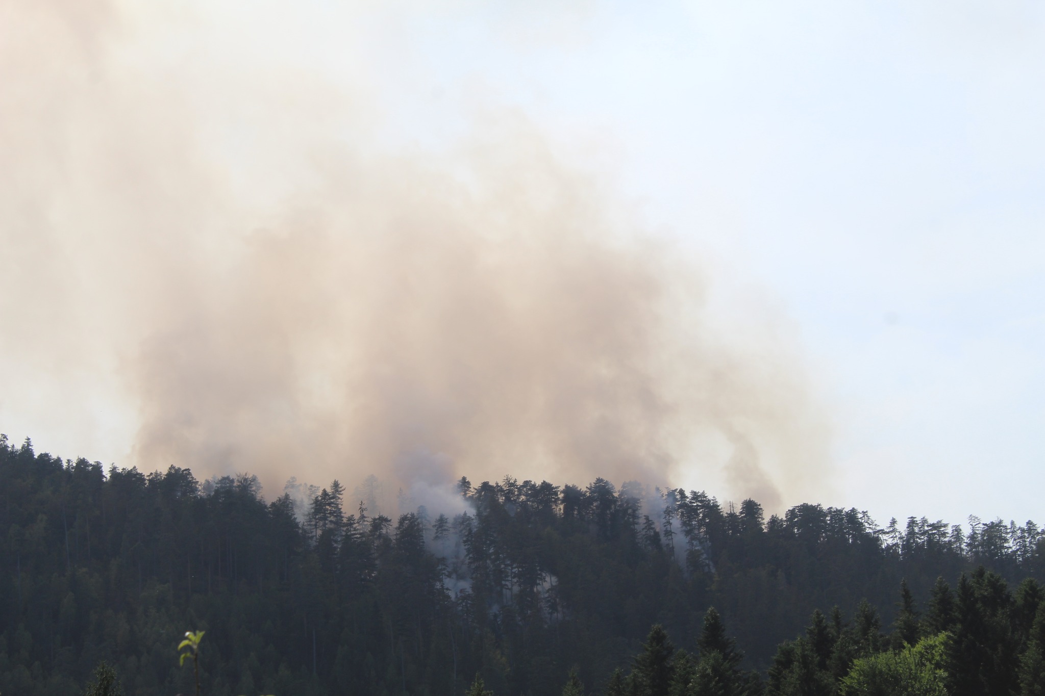 (FOTO) GORI I KOD MOSTARA Ogromna vatra na Konjuhu, približava se hotelu