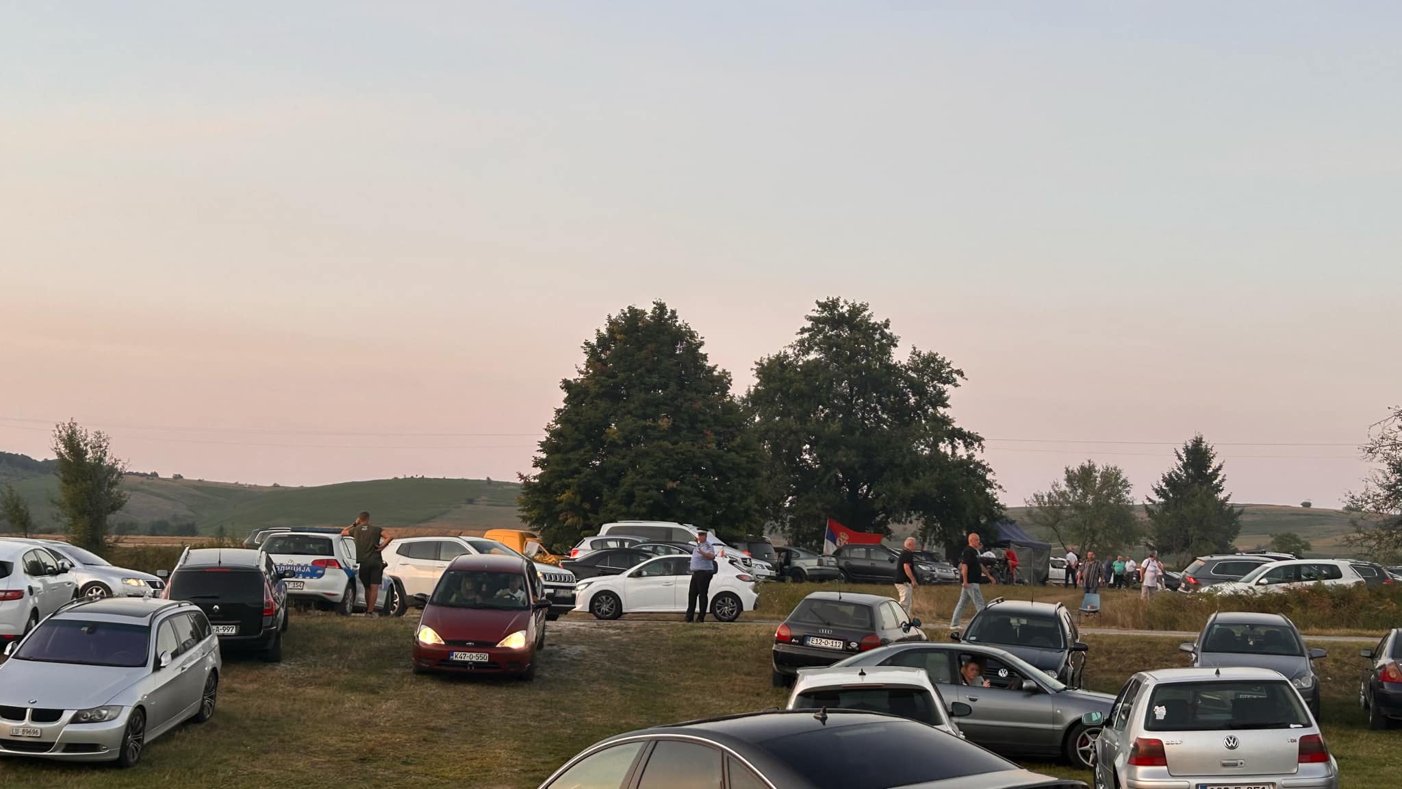 (FOTO) KOLONA NEPREGLEDNA, PARKINZI KRCATI Kočićev zbor dočekao hiljade ljudi spremnih za narodno veselje