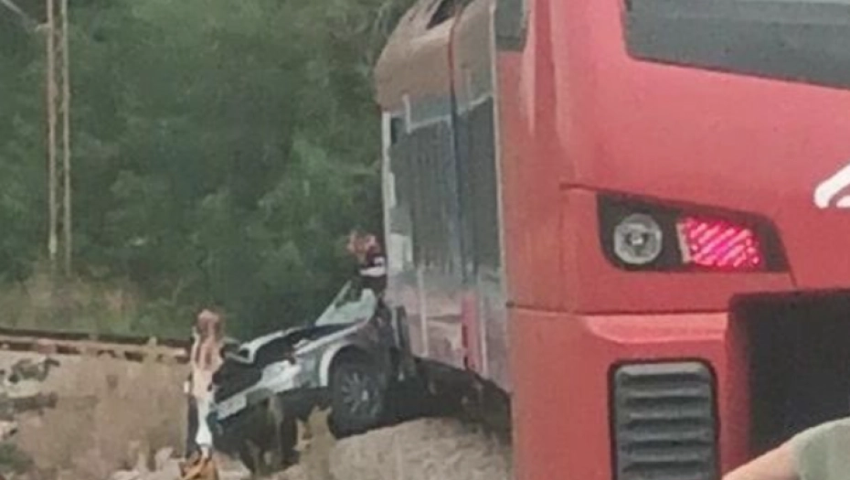 "VOZ JE VUKAO AUTO NEKOLIKO STOTINA METARA" Detalji jezive saobraćajke u kojoj su poginuli brat (12) i sestra (14)