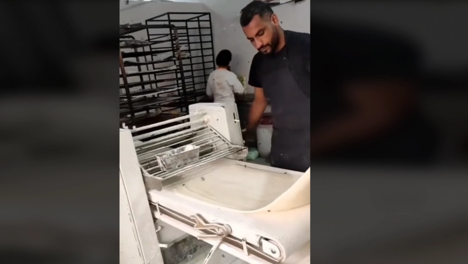 (VIDEO) OVO JE STVARNO PREVIŠE! Neko u pecivu nađe dlaku, ali ovako nešto... Snimak iz pekare koji je obišao svijet