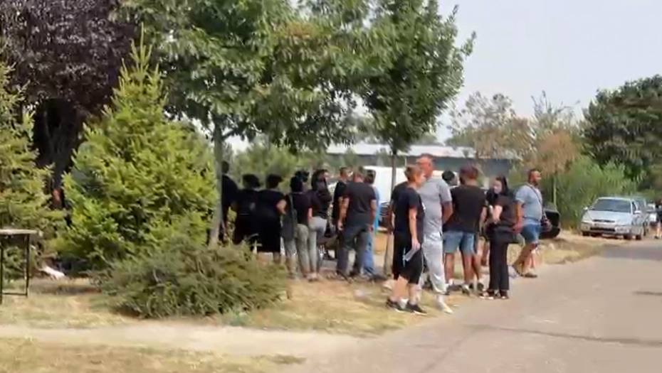 JEZIVI PRIZORI NA SAHRANI ŠESTOČLANE PORODICE Ispred kapele se okupio ogroman broj građana: Dan žalosti u Novom Sadu