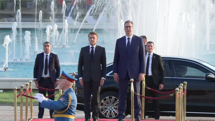 (FOTO) NA AERODROMU GA DOČEKAO VUČIĆ Makron stigao u Srbiju