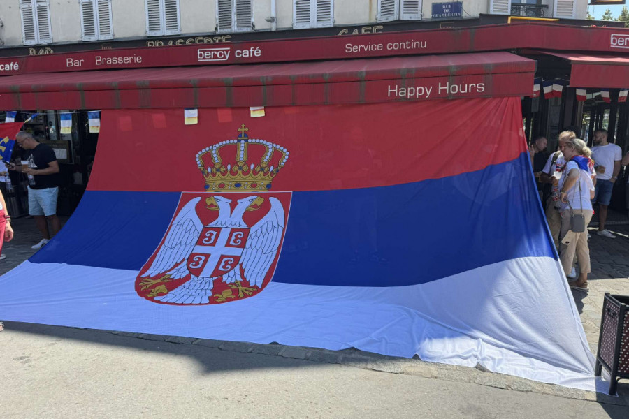 ZASTAVA SRBIJE DOMINIRA U PARIZU Velika podrška "Orlovima" tokom četvrtfinala