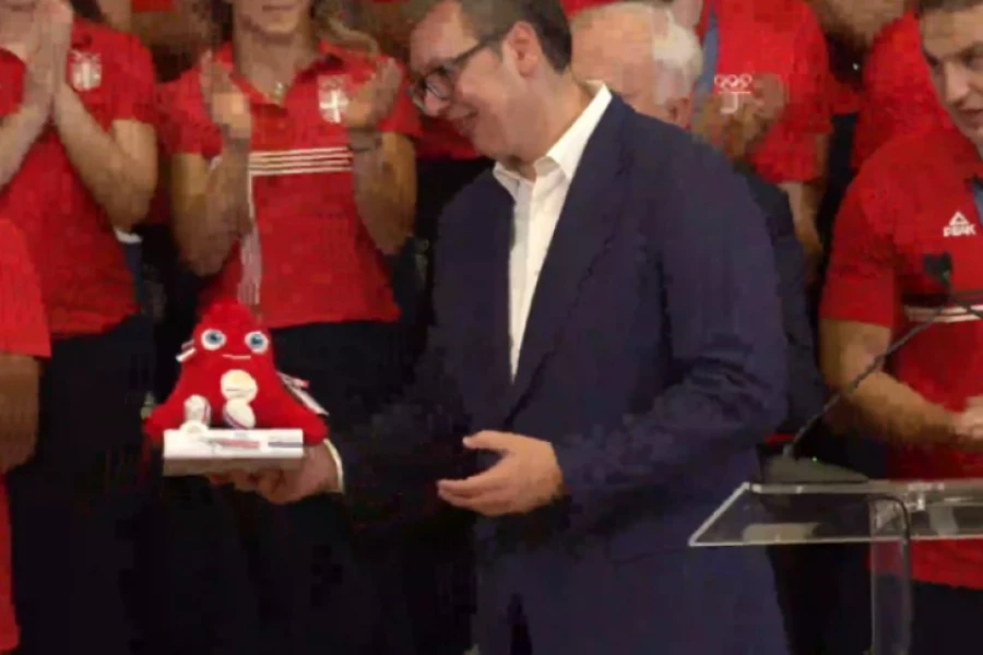(FOTO/VIDEO) OLIMPIJCI OBRADOVALI PREDSJEDNIKA SRBIJE Evo šta je Vučić dobio na poklon iz Pariza