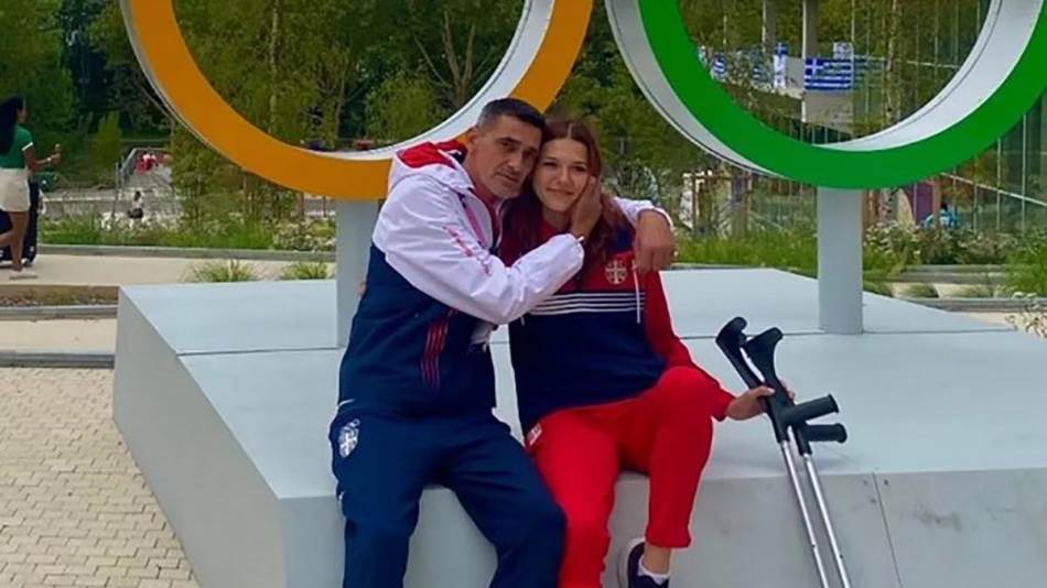 (FOTO) EMOTIVNA OBJAVA DRAGUTINA TOPIĆA "Nosio sam te na ramenima do vrtića, nosiću te i na postolje"