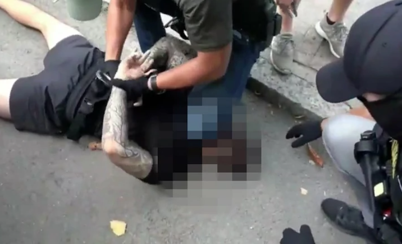 (VIDEO) SPEKTAKULARNA AKCIJA POLICIJE Tri osobe osumnjičene da su postavile bombu ispred kuće žrtve, evo kako je zaustavljena mafijaška likvidacija