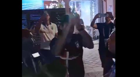 (VIDEO) "IZAĐI, NOLE, IZAĐI BAR NA ČAS" Hit scena poslije Novakovog ulaska u finale, Srbin još jednom oduševio navijače