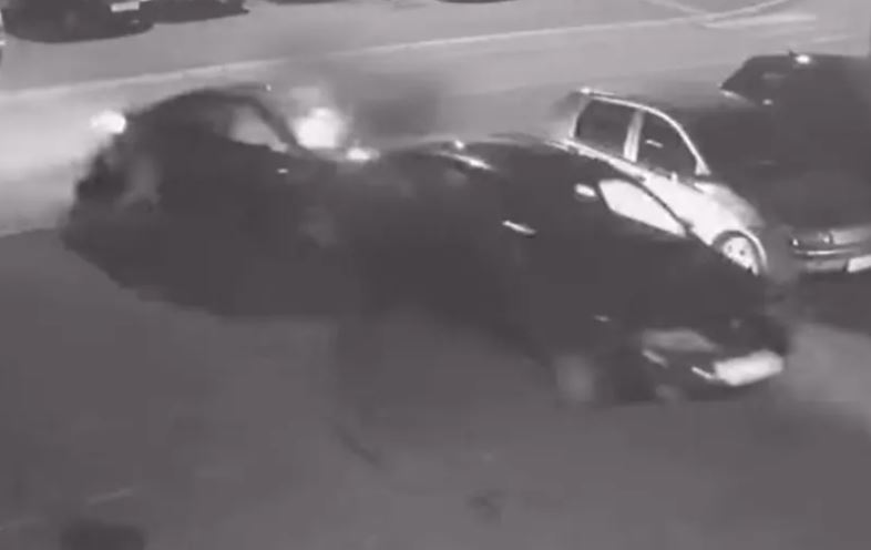 (VIDEO) BURNA NOĆ U DOBOJU Pijan autom udarao u druga vozila i izloge, objavljen snimak haosa
