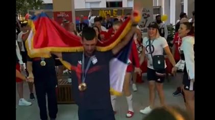(VIDEO) LUDNICA U OLIMPIJSKOM SELU Zlatni Đoković zaigrao kolo nakon pobjede i oduševio sve