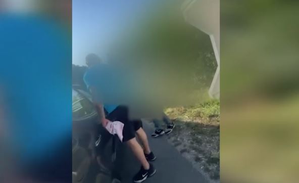 (VIDEO) SNIMAK KRUŽI DRUŠTVENIM MREŽAMA Otac i sin se potukli na putu, obojica krvavi