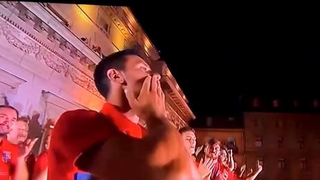 (VIDEO) NOLE, NOLE, NOLE! Đoković izašao na balkon, skinuo medalju, navijači u transu