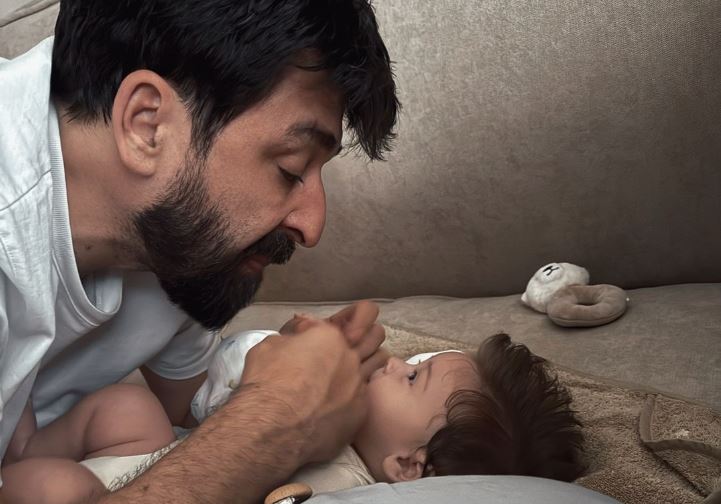 PORODIČNA IDILA Ognjen Amidžić uživa sa malim Perunom na ljetovanju, Mina podijelila predivne kadrove muža i sina