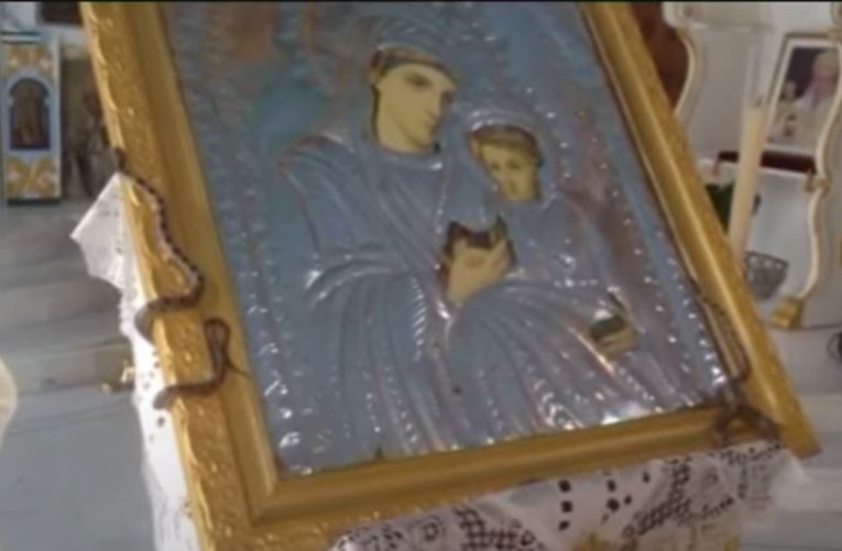 (VIDEO) TURISTI MASOVNO DOLAZE DA VIDE ČUDO Svake godine uoči Velike Gospojine pojavljuju se zmije u ovoj crkvi
