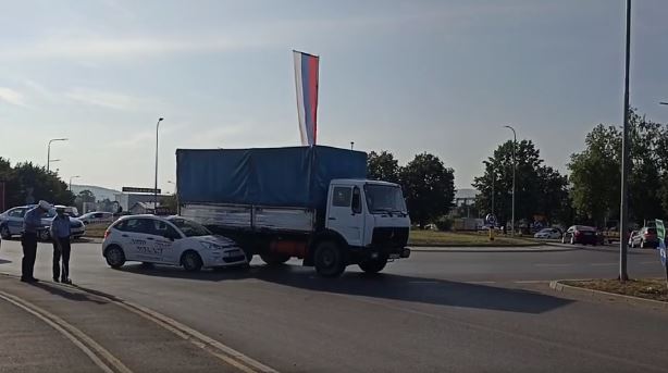POLICIJA NA LICU MJESTA Sudar vozila auto škole i kamiona u kružnom toku u Banjaluci