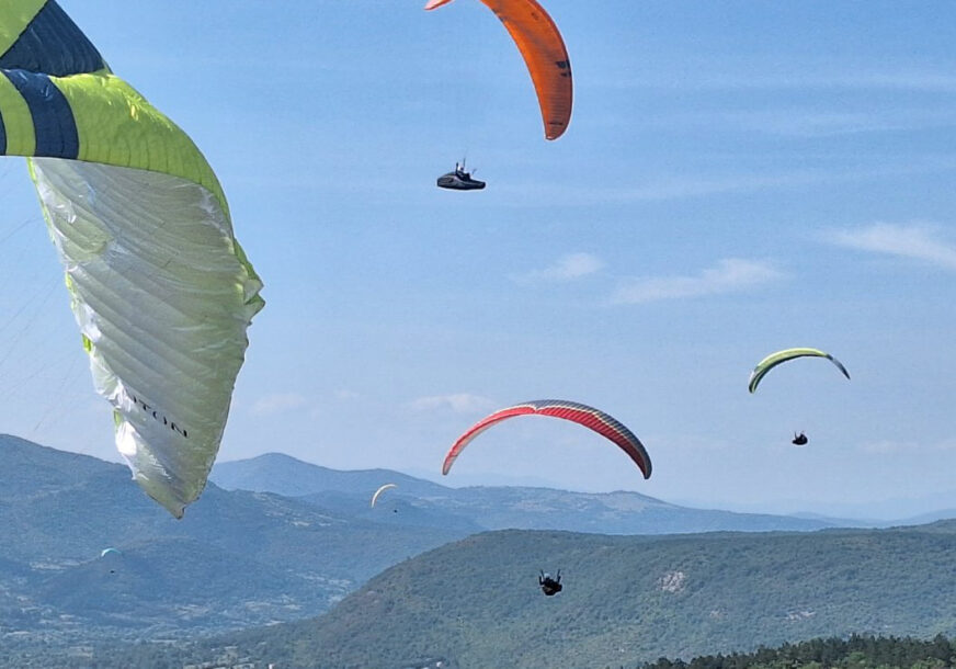 ŠARENI SE NEBO IZNAD DRVARA Oko 50 paraglajdera letjelo je do Glamoča
