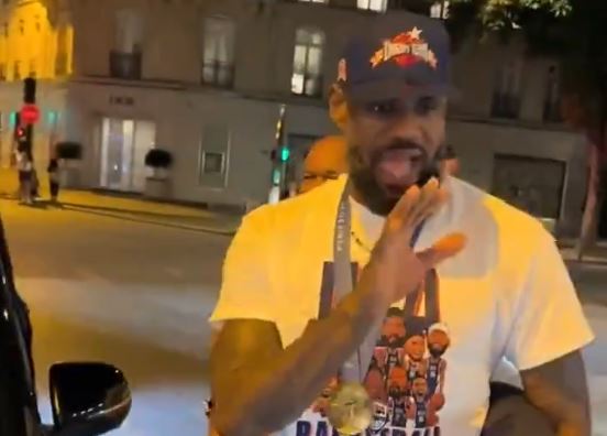 (VIDEO) SRAMAN POTEZ "KRALJA" Džejms rastužio navijača nakon osvajanja zlata na Olimpijskim igrama