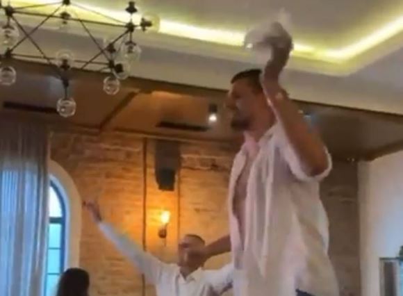 (VIDEO) NAJBOLJI KOŠARKAŠ SVIJETA ZNA DA UŽIVA Jokić raskopčao košulju na svadbi, pa se popeo na stolicu i napravio šou