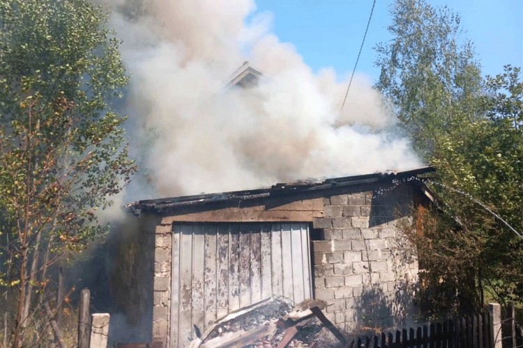 (FOTO) VELIKA MATERIJALNA ŠTETA Vatra zahvatila vikendicu u Palama