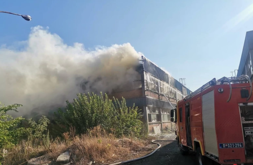 STRAVIČAN POŽAR U BEOGRADU Gori fabrika, vatra "progutala" čitavu halu, vatrogasci na terenu