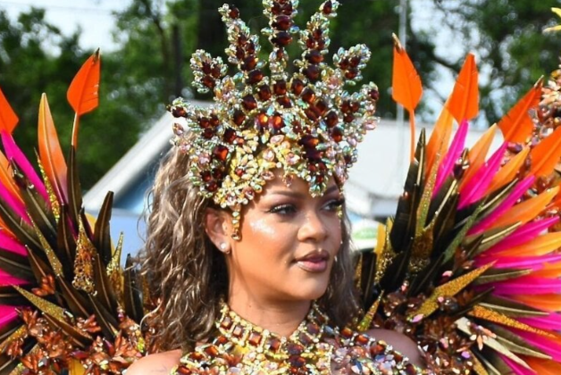 (FOTO) PRŠTI PERJE! Rijana na karneval stigla prekrivena draguljima, a na glavi kruna od zlata i bronze