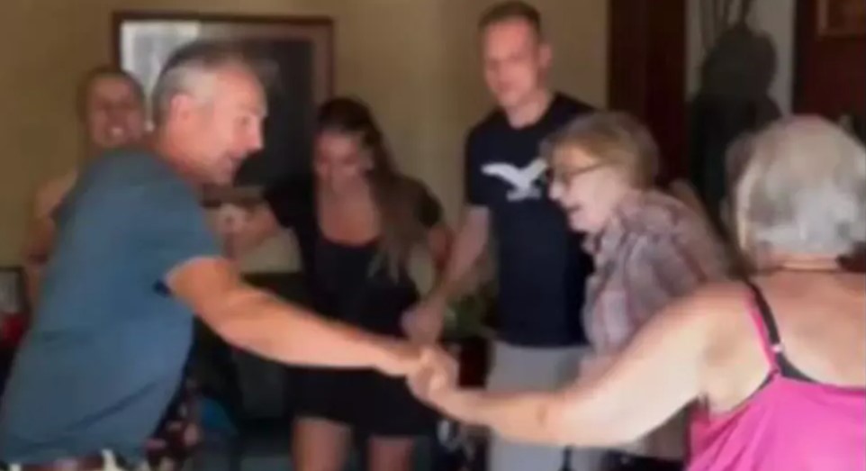(VIDEO) OVAJ VIDEO ĆE VAS NASMIJATI DO SUZA Kako izgleda svaka srpska porodica tokom Noletvog meča: Zaigrali kolo nasred kuće