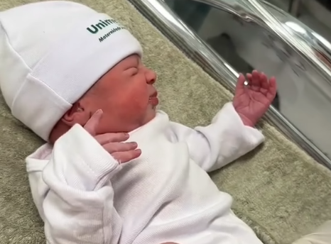 (VIDEO) OD OVOG SNIMKA ĆETE SE ISTOPITI Babica oblači tek rođenu bebu