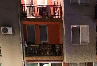 TRAGEDIJA! DJEVOJKE PALE SA TREĆEG SPRATA ZGRADE Jedna pala na beton, druga na terasu