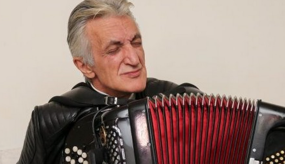 "LJUBIO SAM MU OBRAZE, BIO JE HLADAN KAO STIJENA" Prošlo je osam mjeseci otkako je poznati harmonikaš sahranio sina, ali i dalje vjeruje da je živ