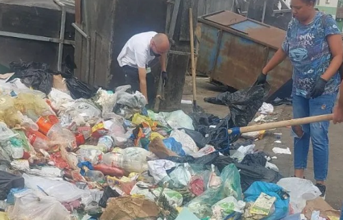 (FOTO) IZBJEGLA DRAMU ZA DLAKU Radnica pazar bacila u kontejner, dok je shvatila šta se desilo kamion sve odnio