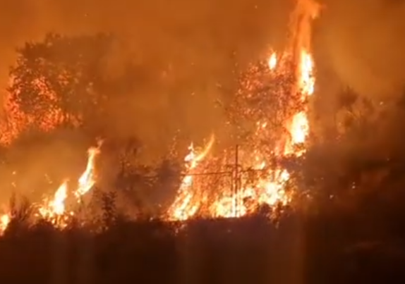 (VIDEO) VATRENA STIHIJA NA PAŠTROVSKOJ GORI Monah Melhisedek uputio apel: Sada već postoji opasnost da požar zahvati hram