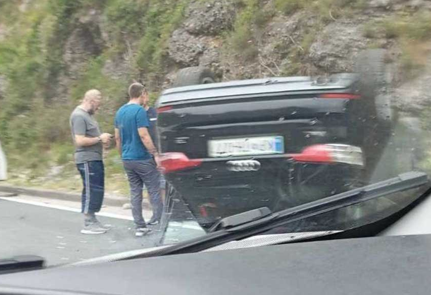 AUTOMOBIL ZAVRŠIO NA KROVU Saobraćajka na putu Mostar - Jablanica