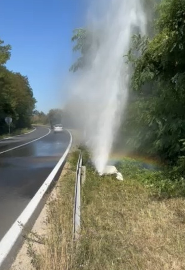 GRAĐANI U NEVJERICI Dok su na snazi restrikcije u Banjaluci, voda iz cijevi pored puta šiklja više metara u vazduh