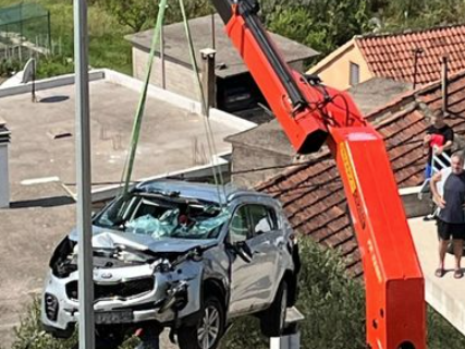 AUTOMOBIL ZAVRŠIO NA KROVU KUĆE Stravična saobraćajka kod Ploča: Četiri osobe povrijeđene