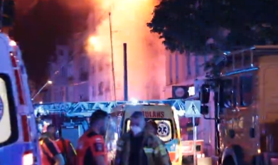 (VIDEO) POGINULA DVA VATROGASCA Gorjela zgrada u Poljskoj: Povrijeđen 14 osoba