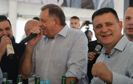 (VIDEO) "NE DA MILE MANJAČE" Vlado Đajić zapjevao na Kočićevom zboru: Hitovi se ređaju kao na traci